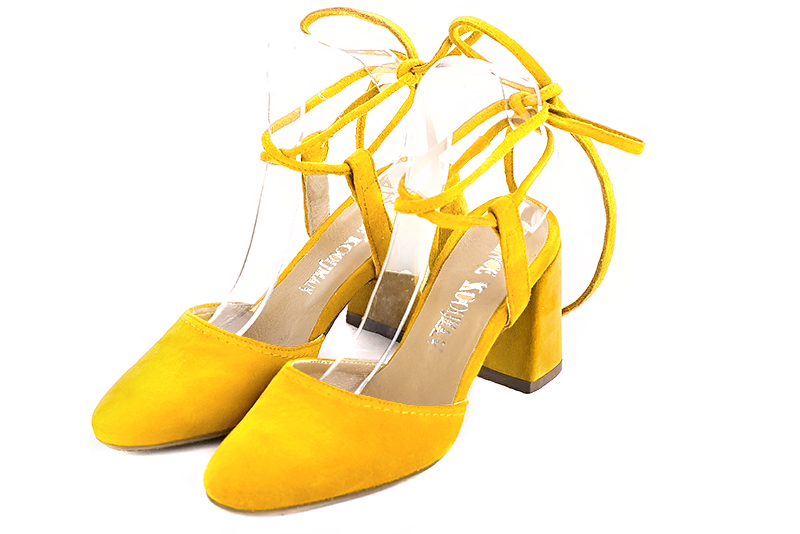 Yellow women's open back shoes, with crossed straps. Round toe. High flare heels. Front view - Florence KOOIJMAN